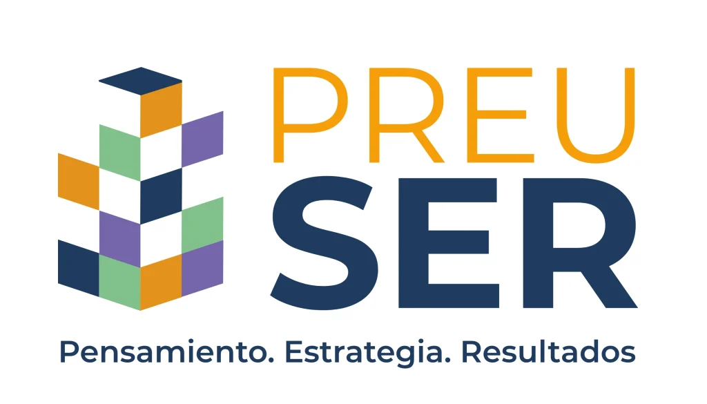 Logotipo de «PREU SER» sobre fondo blanco. A la izquierda, un isotipo con forma de torre isométrica construida con cubos modulares de colores azul marino, naranja, verde, morado y blanco. A la derecha, el texto «PREU» en color naranja sobre la palabra «SER» en azul marino y negrita. En la parte inferior, el eslogan en azul marino: «Pensamiento. Estrategia. Resultados»