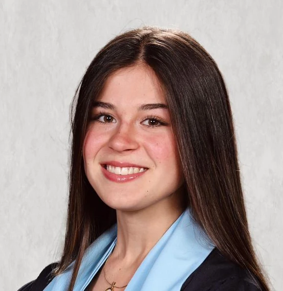 Fotografía de Florencia Azzari, exalumna y puntaje nacional PAES, con vestimenta de graduación.