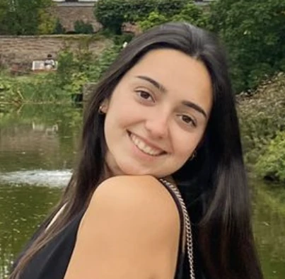 Fotografía de Julieta Rivas, exalumna y puntaje nacional PAES, sonriendo en un parque