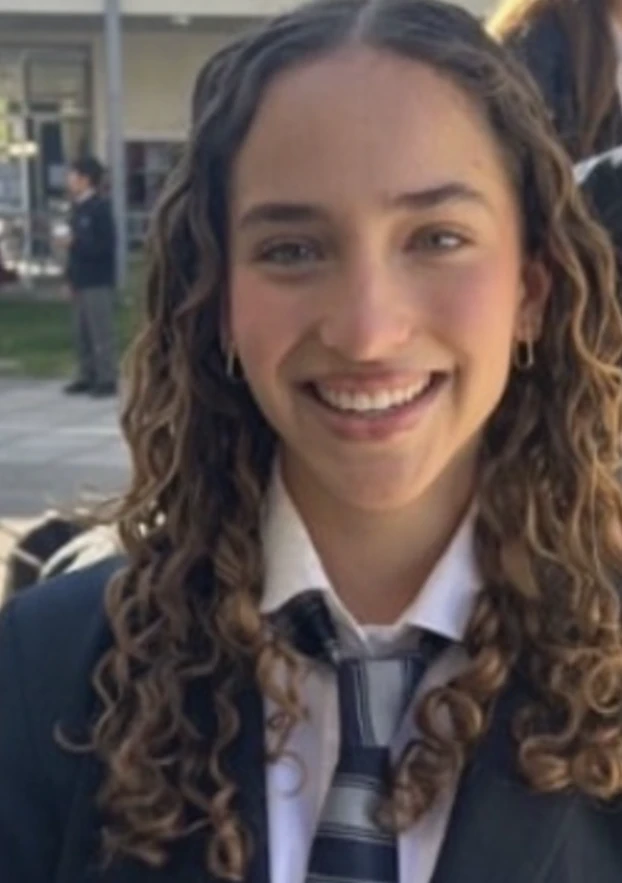 Fotografía de Laura Pavéz, exalumna, sonriendo con uniforme escolar.