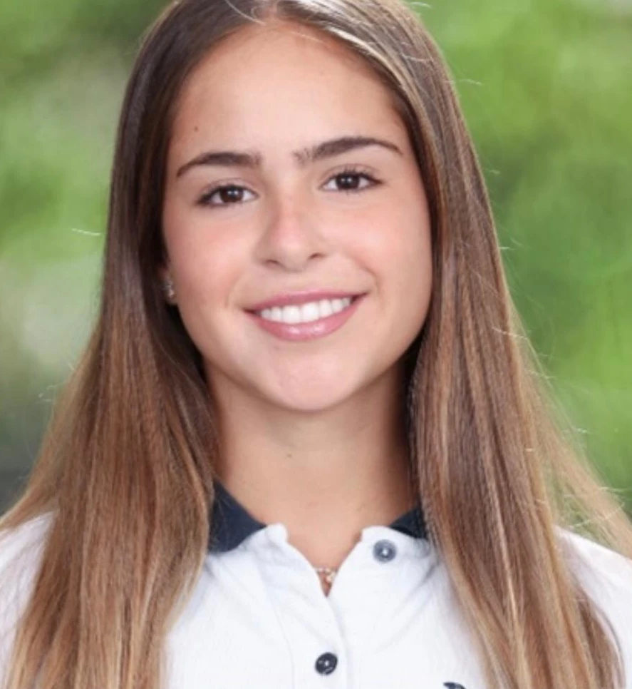 Fotografía de Sofía Labadie, , exalumna y puntaje nacional PAES, sonriendo.
